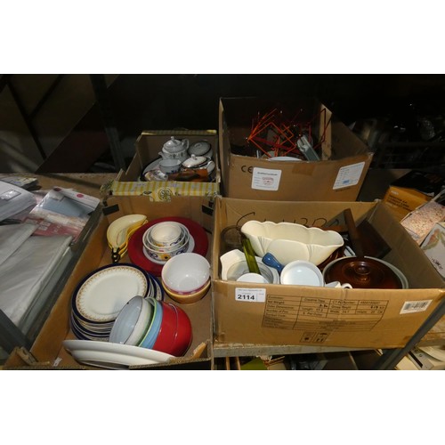 2114 - A quantity of various household items including glasses, crockery, ornaments etc. Contents of 1 bay ... 