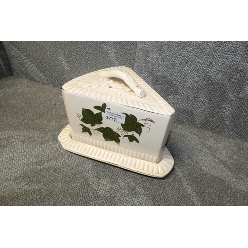 2777 - An ivy patterned wedge shaped cheese dish with cover