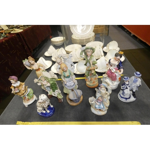 2780 - A quantity of miscellaneous decorative ceramic figures. Please note one of the figures has the head ... 