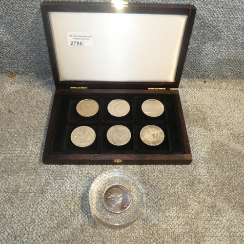 2786 - A wooden crown storage box containing a George V 1935 Crown, a 1999 Princess Diana £5 coin, a 2000 Q... 