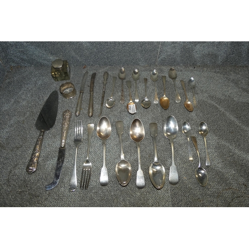 2790 - A quantity of miscellaneous silver tablespoons, teaspoons and other small pieces of silverware