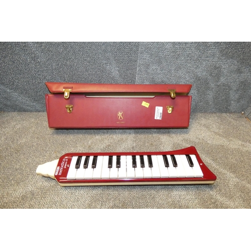 2809 - A vintage Hohner melodica piano 27 with carry case