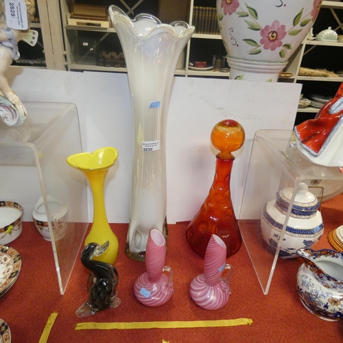 2830 - A tall white glass vase and 5 other pieces of decorative coloured glassware