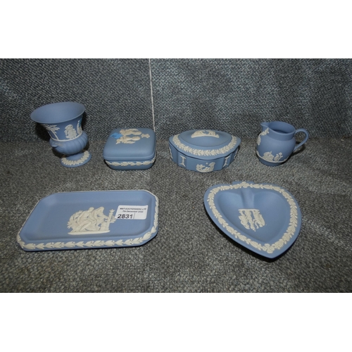 2831 - 6 pieces of decorative blue and white Wedgwood jasperware