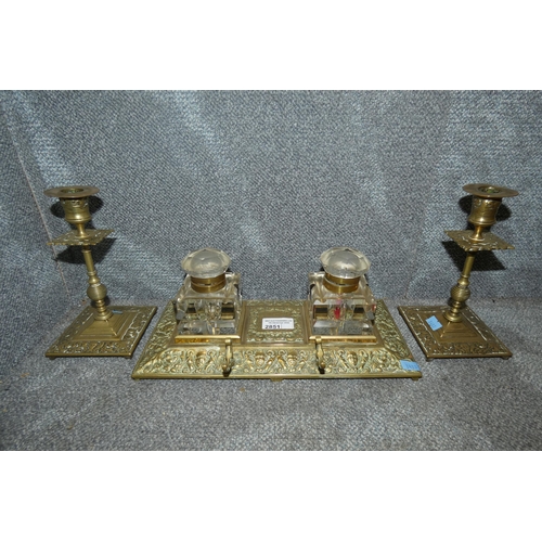 2851 - A vintage embossed brass desk set with 2 glass inkwells and a pair of matching candlesticks