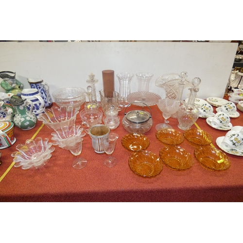 2862 - A quantity of miscellaneous decorative glassware