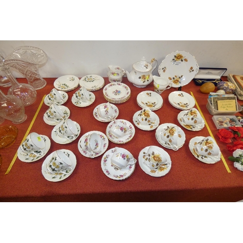 2863 - A quantity of miscellaneous floral decorated teaware