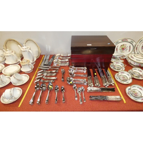 2871 - Three empty wooden cutlery containers and a large quantity of miscellaneous silver-plated cutlery