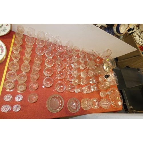 2873 - A quantity of miscellaneous decorative glassware and drinking glasses