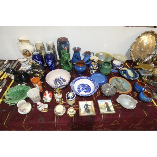 2877 - A quantity of miscellaneous decorative vases, bowls and other ornaments and chinaware including a qu... 