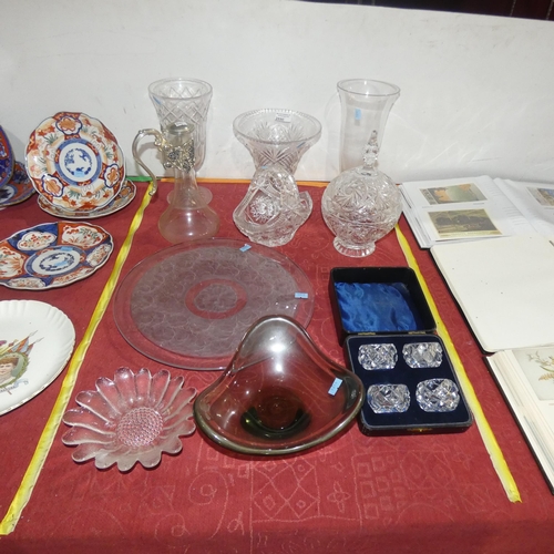 2890 - A small glass claret jug, various glass vases and other decorative glassware