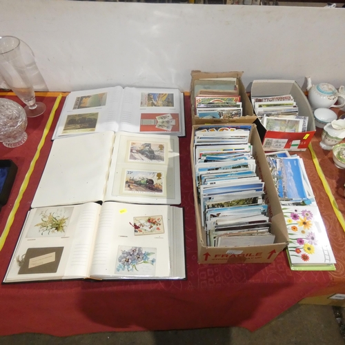 2891 - 3 postcard albums and a quantity of miscellaneous vintage and other postcards