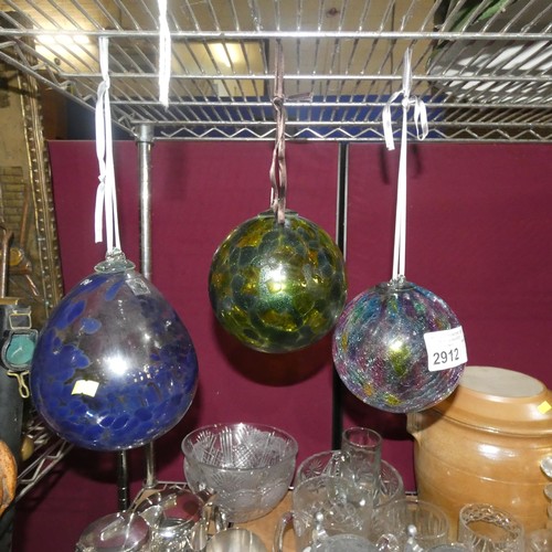 2912 - 3 Decorative hanging glass balls