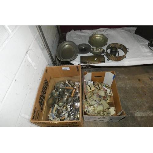 2902 - A small quantity of miscellaneous silver-plated ware cutlery and other items