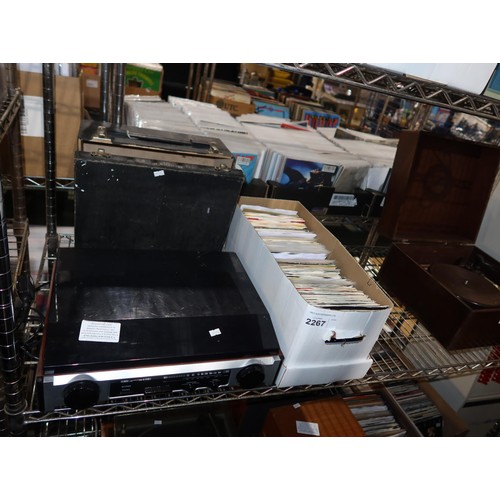 2267 - A record player model MT-PH02, 240v (no make visible) and 1 box containing a quantity of various vin... 