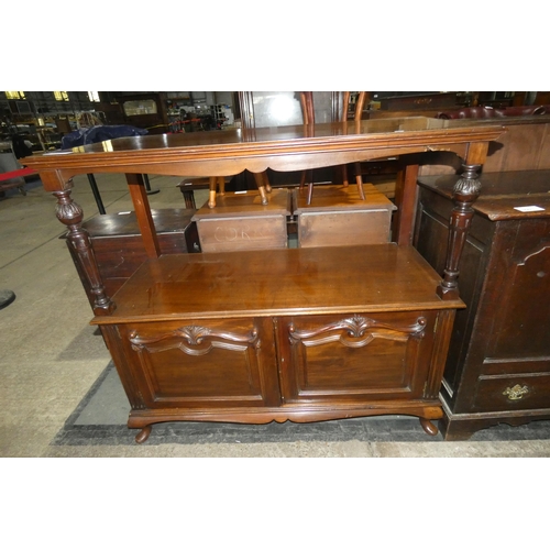 3056 - An early 20th century mahogany buffet cabinet with 2 panel doors raised on cabriole legs, approximat... 