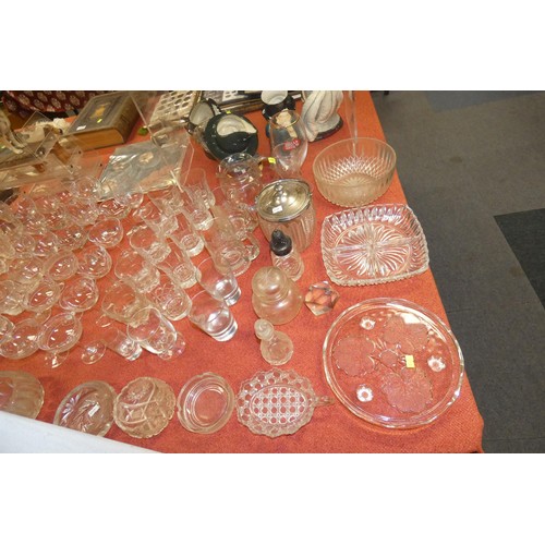 2873 - A quantity of miscellaneous decorative glassware and drinking glasses