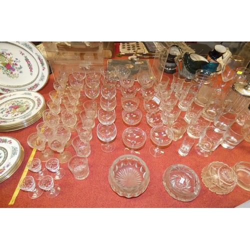 2873 - A quantity of miscellaneous decorative glassware and drinking glasses