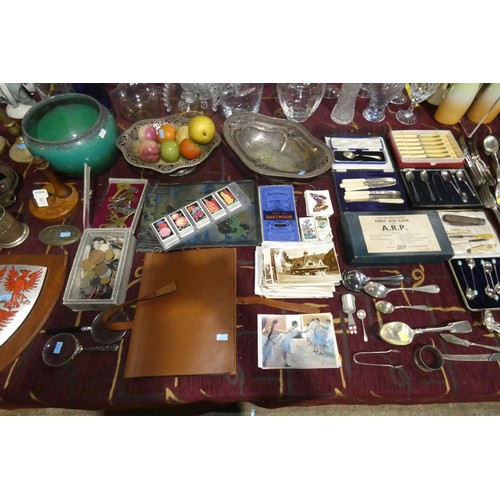 2876 - A large quantity of miscellaneous memorabilia, collectables and vintage items including; an enamelle... 