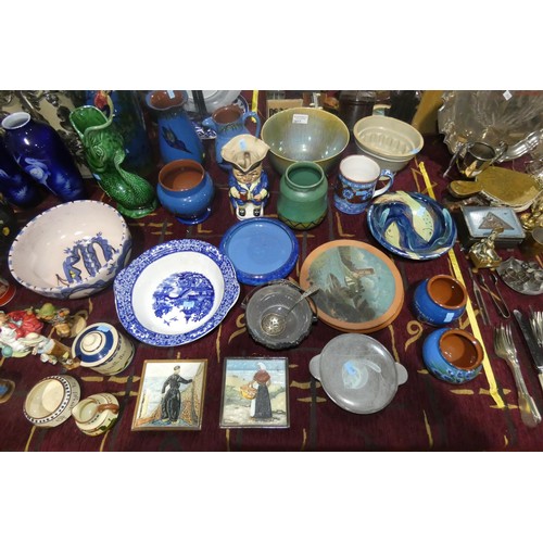 2877 - A quantity of miscellaneous decorative vases, bowls and other ornaments and chinaware including a qu... 