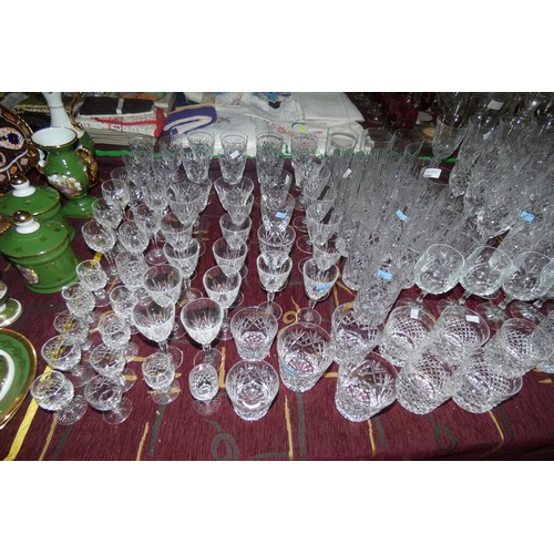 2884 - A large quantity of miscellaneous decorative drinking glasses