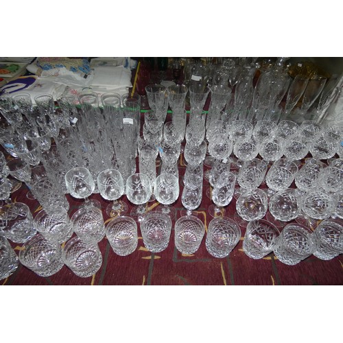 2884 - A large quantity of miscellaneous decorative drinking glasses