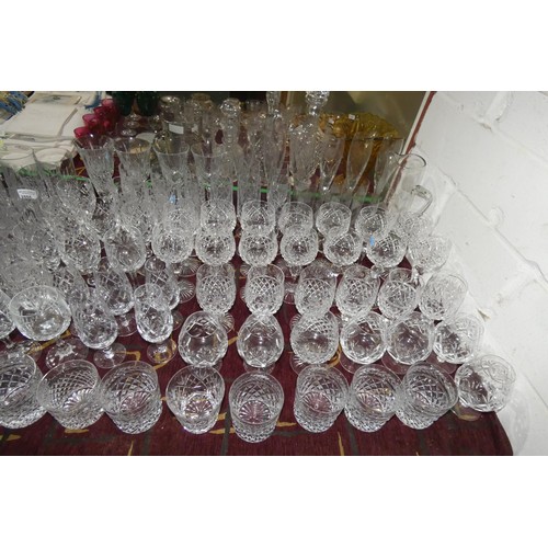 2884 - A large quantity of miscellaneous decorative drinking glasses