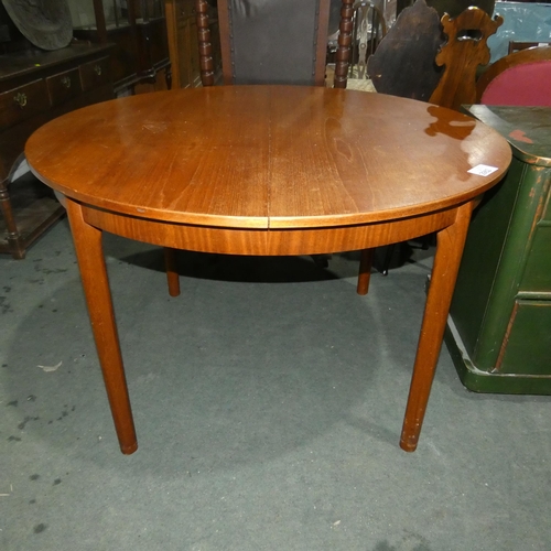 2962 - A 1970s vintage McIntosh circular top, teak extending dining table with a fold away centre leaf, app... 