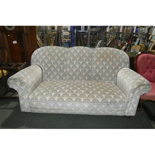 2966 - A three seater settee upholstered in grey pattern