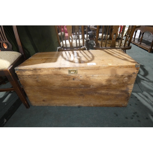 2976 - A vintage pine storage chest with a lift lid