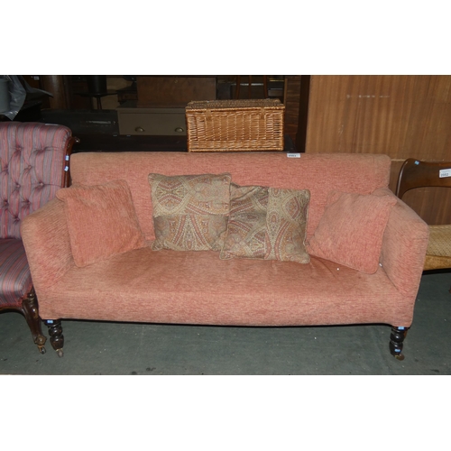 2983 - An Edwardian pink upholstered 3 seater settee with loose cushions