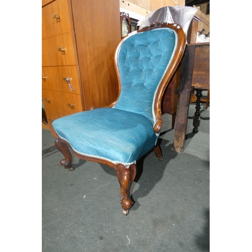 2985 - A Victorian carved mahogany ladies spoon back chair with buttoned upholstery on cabriole legs