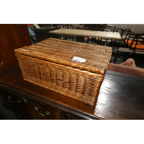 2993 - A vintage picnic basket (no contents)