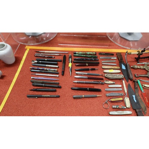 2821 - A collection of miscellaneous miniature knives, letter openers, pen knives and vintage fountain pens