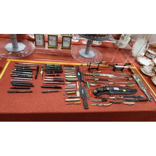 2821 - A collection of miscellaneous miniature knives, letter openers, pen knives and vintage fountain pens