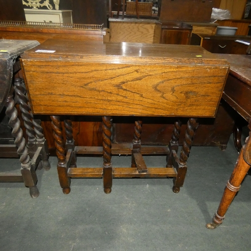 3026 - A small rectangular topped oak gateleg table with twisted legs