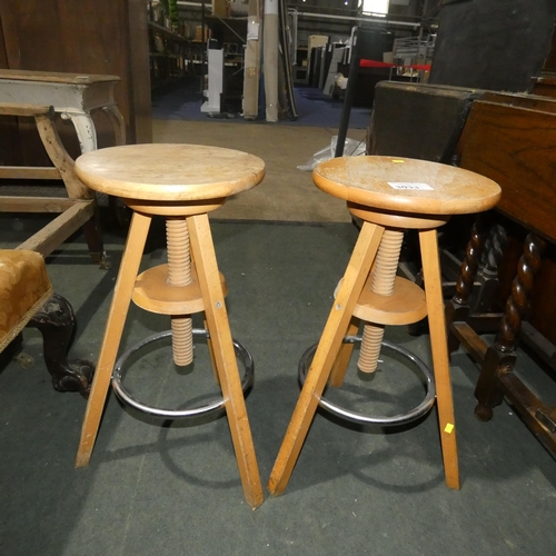 3033 - A pair of vintage light wood adjustable circular topped kitchen stools