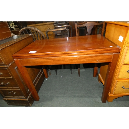 3039 - A Mahogany rectangular top 2 fold over card table enclosing a green braised surface, approximately 9... 