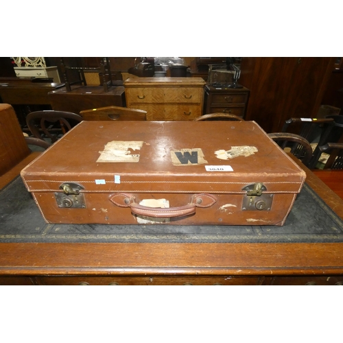 3040 - A vintage leather suitcase