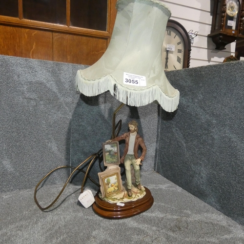 3055 - A decorative resin table lamp of an art dealer.