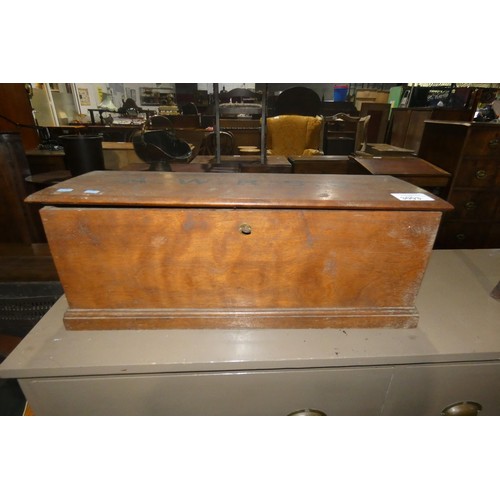 3003 - A vintage wooden box with a locking lift lid and side handles