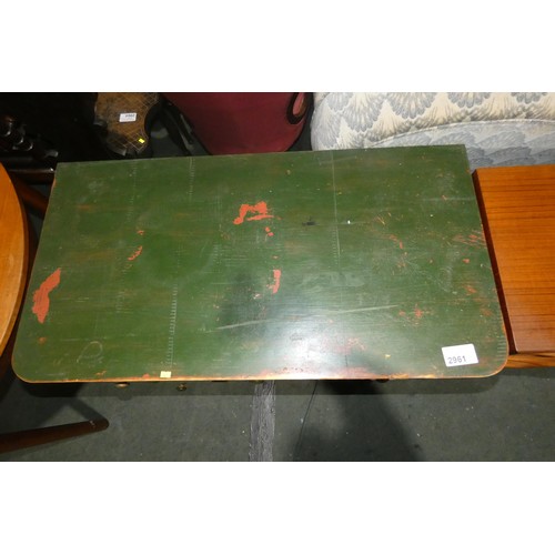 2961 - A green painted kneehole rectangular topped desk with 7 drawers, approx 107 cm wide