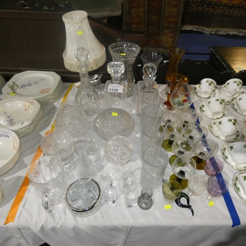 3128 - A quantity of miscellaneous decorative glassware