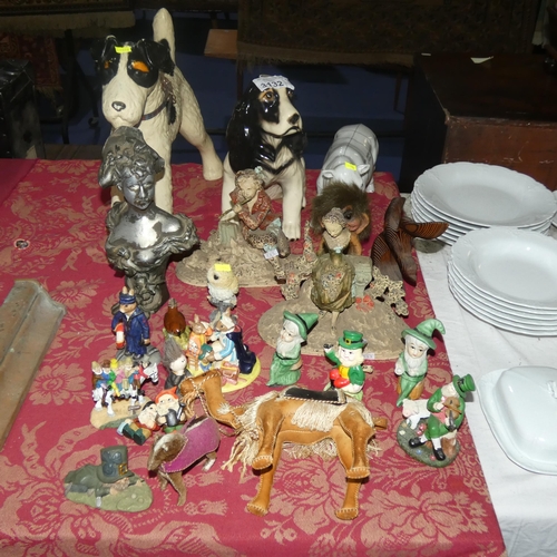 3132 - A quantity of miscellaneous decorative animal ornaments and caricature figures etc