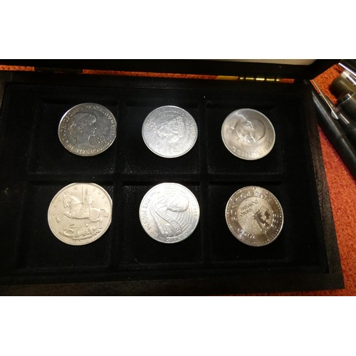 2786 - A wooden crown storage box containing a George V 1935 Crown, a 1999 Princess Diana £5 coin, a 2000 Q... 