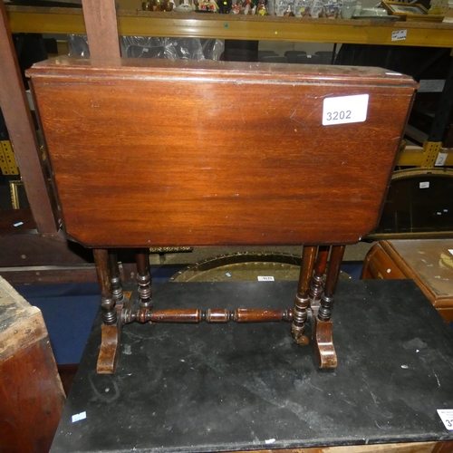 3202 - A small Edwardian mahogany Sutherland table