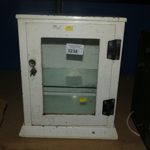 3238 - A vintage white enameled medicine cabinet with a glass door, a key and 2 glass shelves inside, appro... 