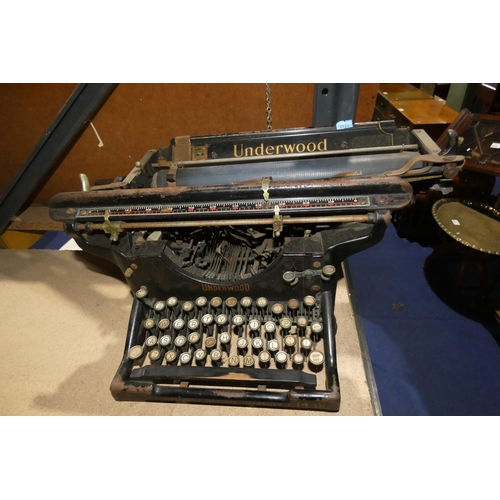 3259 - A vintage Underwood typewriter