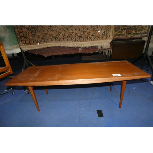 3079 - A 1970s vintage teak rectangular topped coffee table by Gordon Russell approximately 121 cm long