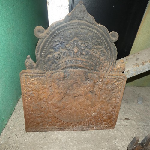 3121 - A small decorative cast iron fire back